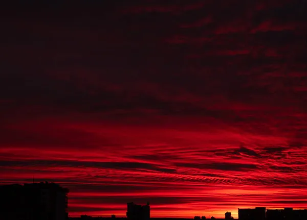 Cidade Nascer Sol Perto Céu Vermelho — Fotografia de Stock