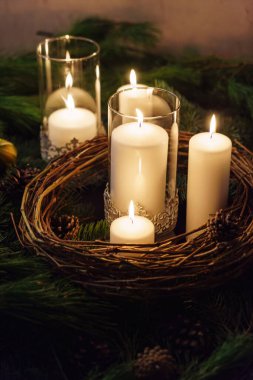 Noel masa dekorasyon mumlar ile