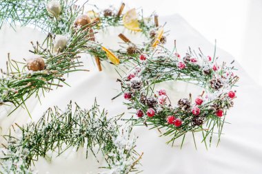 Beyazların üzerinde yaratıcı Noel süslemesi