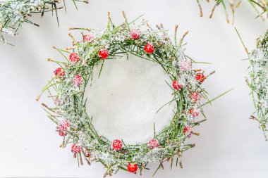 Beyazların üzerinde yaratıcı Noel süslemesi