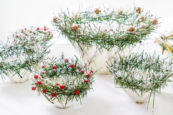 白の創造的なクリスマスの装飾 — ストック写真