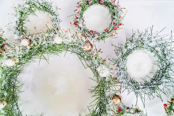 白の創造的なクリスマスの装飾 — ストック写真