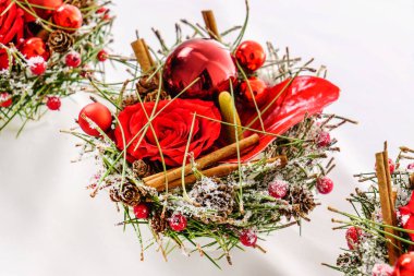 Beyazların üzerinde yaratıcı Noel süslemesi