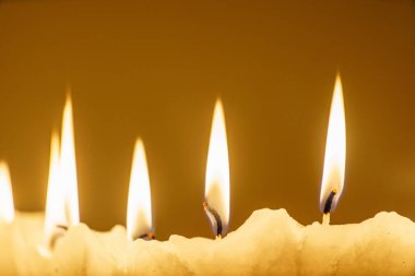 Karanlıkta yanan mum