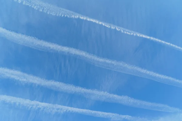 Schöner Blauer Himmel Mit Weißen Wolken Und Sonnenlicht — Stockfoto