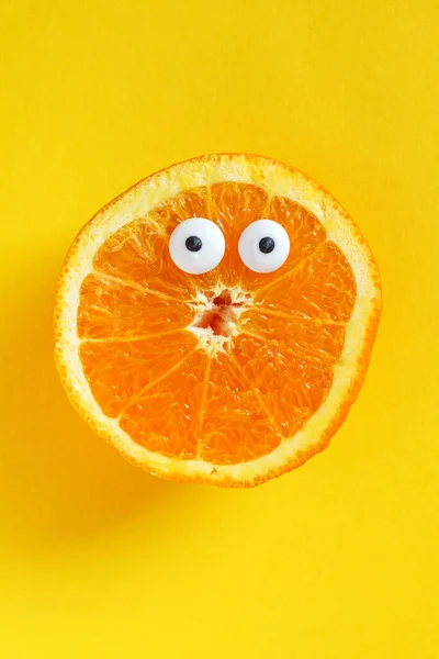 Divertente Arancione Sullo Sfondo Giallo — Foto Stock