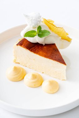 Soslu ve portakallı cheesecake