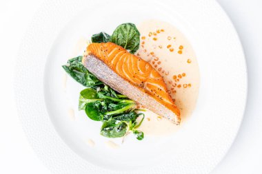 Ispanaklı ve havyarlı somon bifteği.