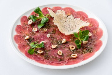Beyaz arka planda sığır eti carpaccio