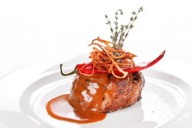 Noel masasında ızgara biftek.