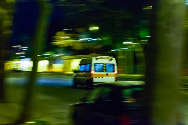 Ambulans Bergerak Mengemudi Jalan Malam Hari Gerak Kabur Intensional — Stok Foto