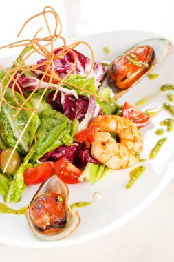 Midye ve karidesli deniz ürünleri salatası.