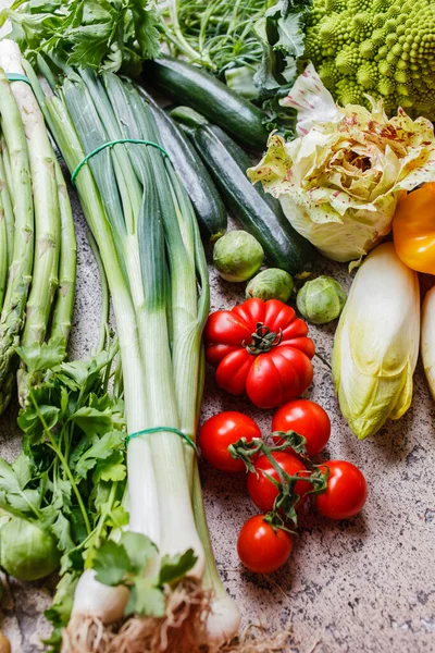 Verduras Frescas Sobre Mesa —  Fotos de Stock