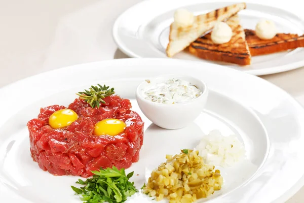 Välsmakande Tartar Med Sås Och Pickles — Stockfoto