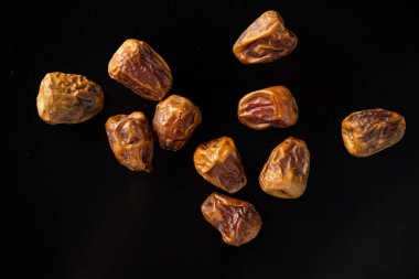 Siyah arkaplanda Sukkary Haleel Tarihleri