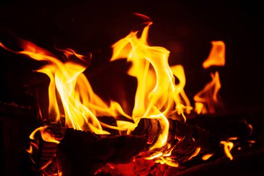 Siyah arkaplanda ateş