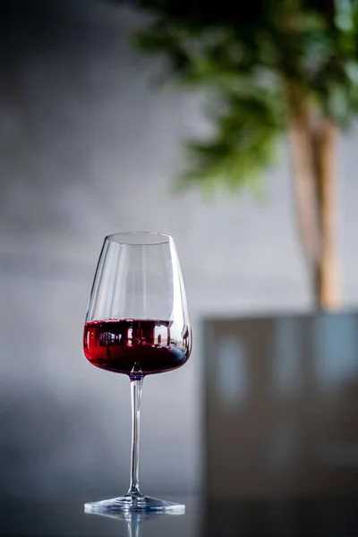 Masanın Üzerine Kırmızı Şarap — Stok fotoğraf
