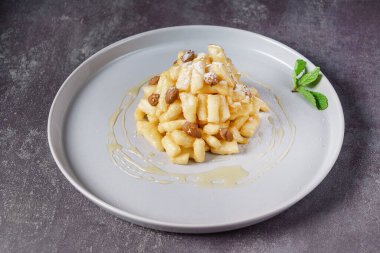 Tatar kurabiyesi, bal, hamur ve bal.