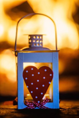 Aziz Sevgililer Günü tebrik kartı, mum ve kalplerle.