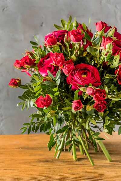 Red Roses Bouquet Wooden Background — Stock Photo, Image