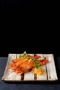 Masanın üzerinde yeni soyulmuş Arjantin eğrisi var.