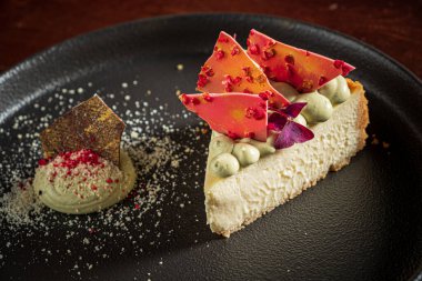 Koyu arkaplanda lezzetli bir pasta