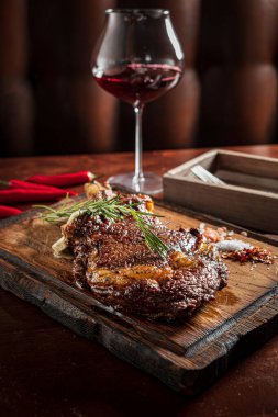 Düz yatış stiliyle ızgara, düz demir biftek.