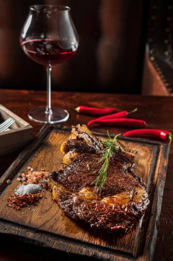 Düz yatış stiliyle ızgara, düz demir biftek.