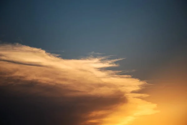 Прекрасне Вечірнє Блакитне Небо Сонячним Промінням — стокове фото