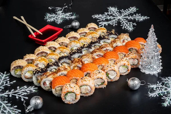 Smaczne Sushi Świątecznym Stole — Zdjęcie stockowe