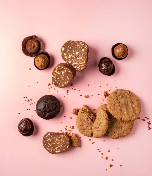 Pembe Arka Planda Çikolatalı Atıştırmalıklar — Stok fotoğraf