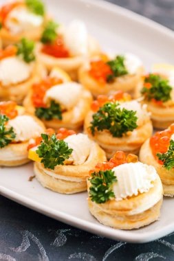 Noel masasında havyarlı kanepe