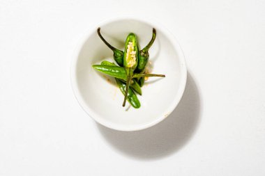 Olgun yeşil biberli biber. 