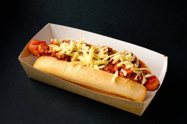 Taze sosisli sandviç.