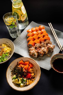 Siyah arkaplanda Asyalı seti