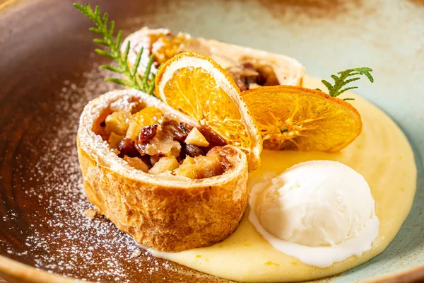 Hemlagad Söt Äpple Strudel Med Socker — Stockfoto