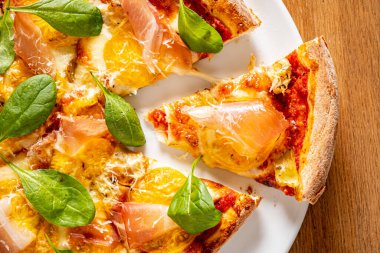 Ahşap arka planda taze pizza.