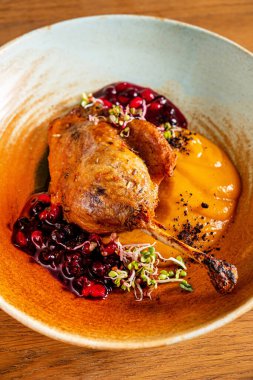 Kızarmış Noel ördeği bacakları ve kranberrie sosu.. 