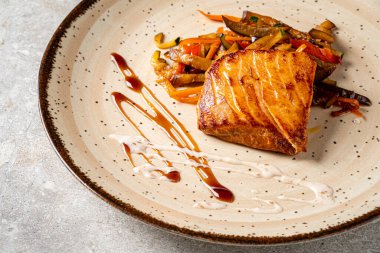 Sebze ve sos ile kavrulmuş somon