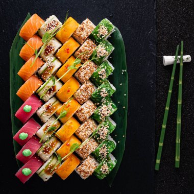 Siyah taşın üzerinde suşi.