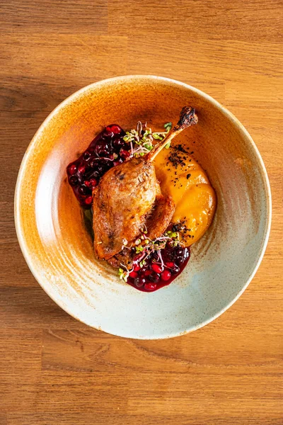 Kızarmış Noel ördeği bacakları ve kranberrie sosu.. 