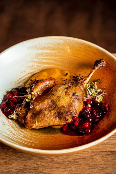 Kızarmış Noel ördeği bacakları ve kranberrie sosu.. 