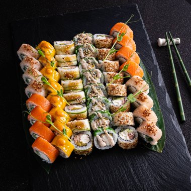 Siyah taşın üzerinde suşi.