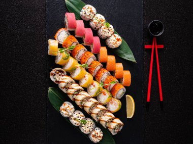 Siyah taşın üzerinde suşi.