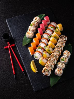 Siyah taşın üzerinde suşi.