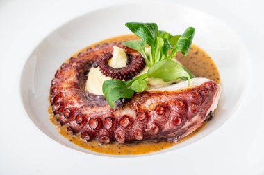 Patates püresi ve soslu ahtapot