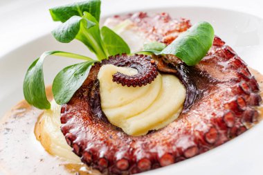 Patates püresi ve soslu ahtapot