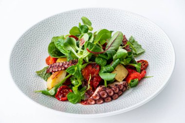 beyaz üzerinde ahtapot salatası