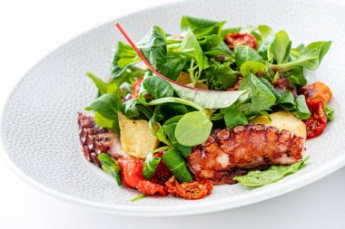 beyaz üzerinde ahtapot salatası