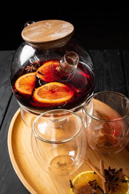 Tarçın ve turuncu ile mulled şarap